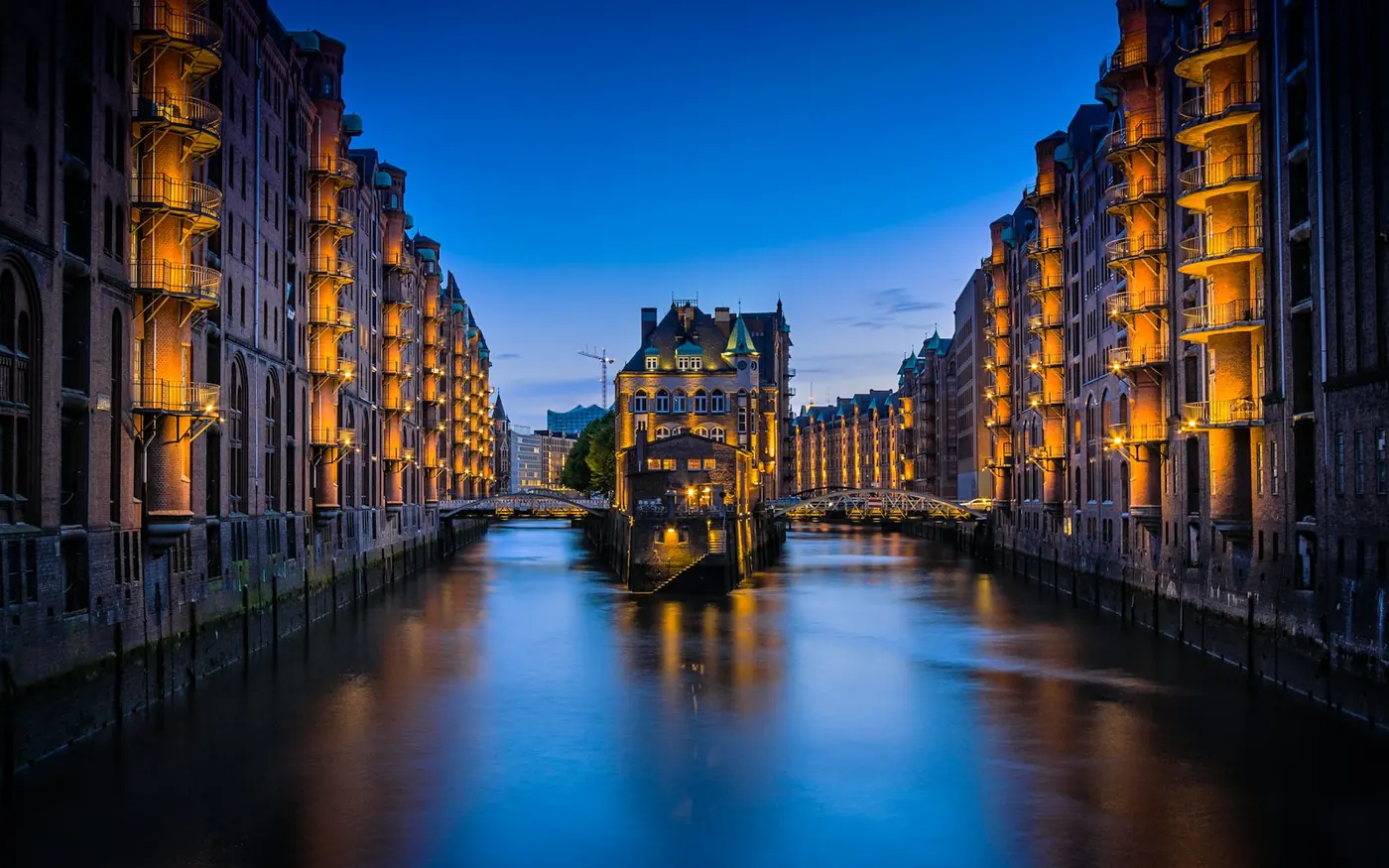 Backsteinfassaden der Hamburger Speicherstadt an einem Fleet